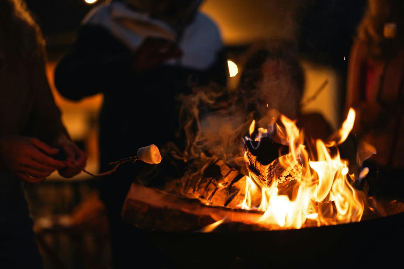 grupa osób wokół ogniska